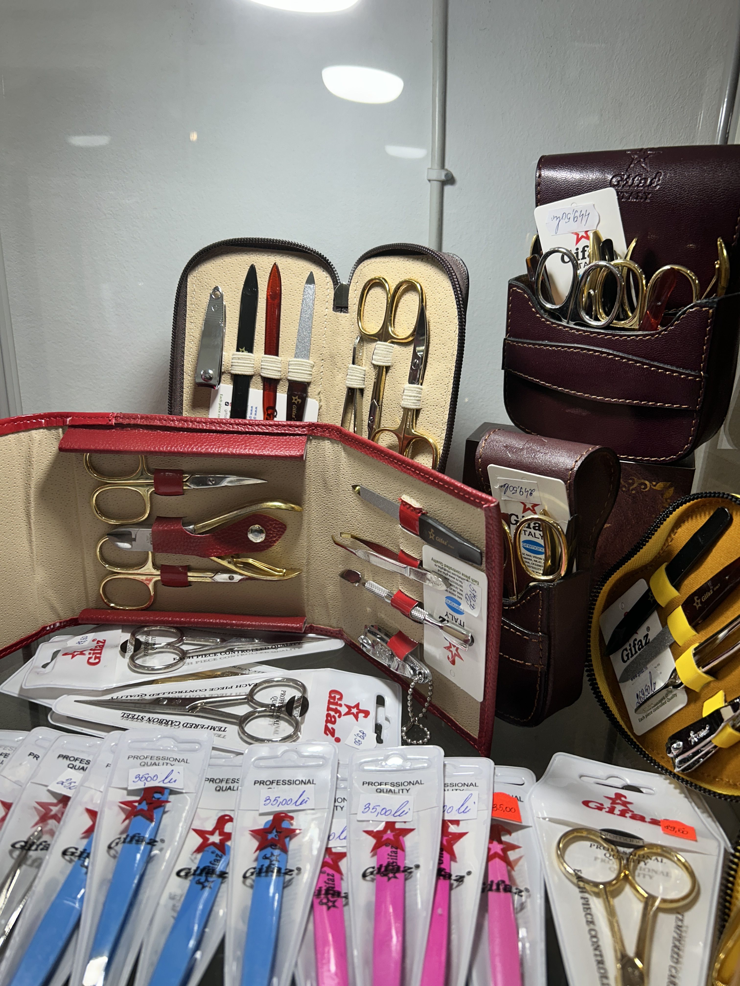 FOTO | Ce a mai rămas din Magazinul Victoria: Locul care „dădea moda” acum 100 de ani te îmbracă acum pentru un București care nu mai există - Poza 9
