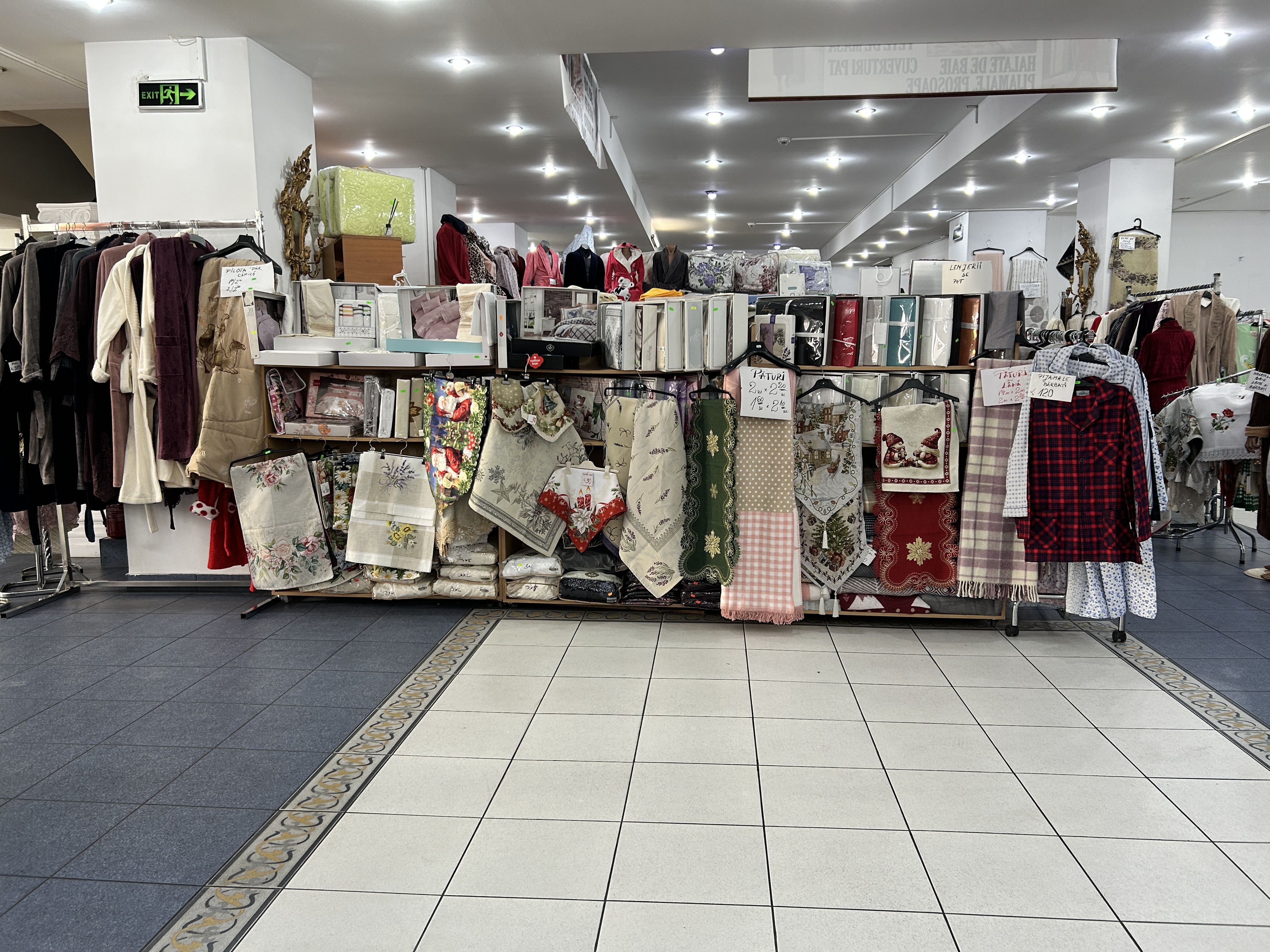 FOTO | Ce a mai rămas din Magazinul Victoria: Locul care „dădea moda” acum 100 de ani te îmbracă acum pentru un București care nu mai există - Poza 3
