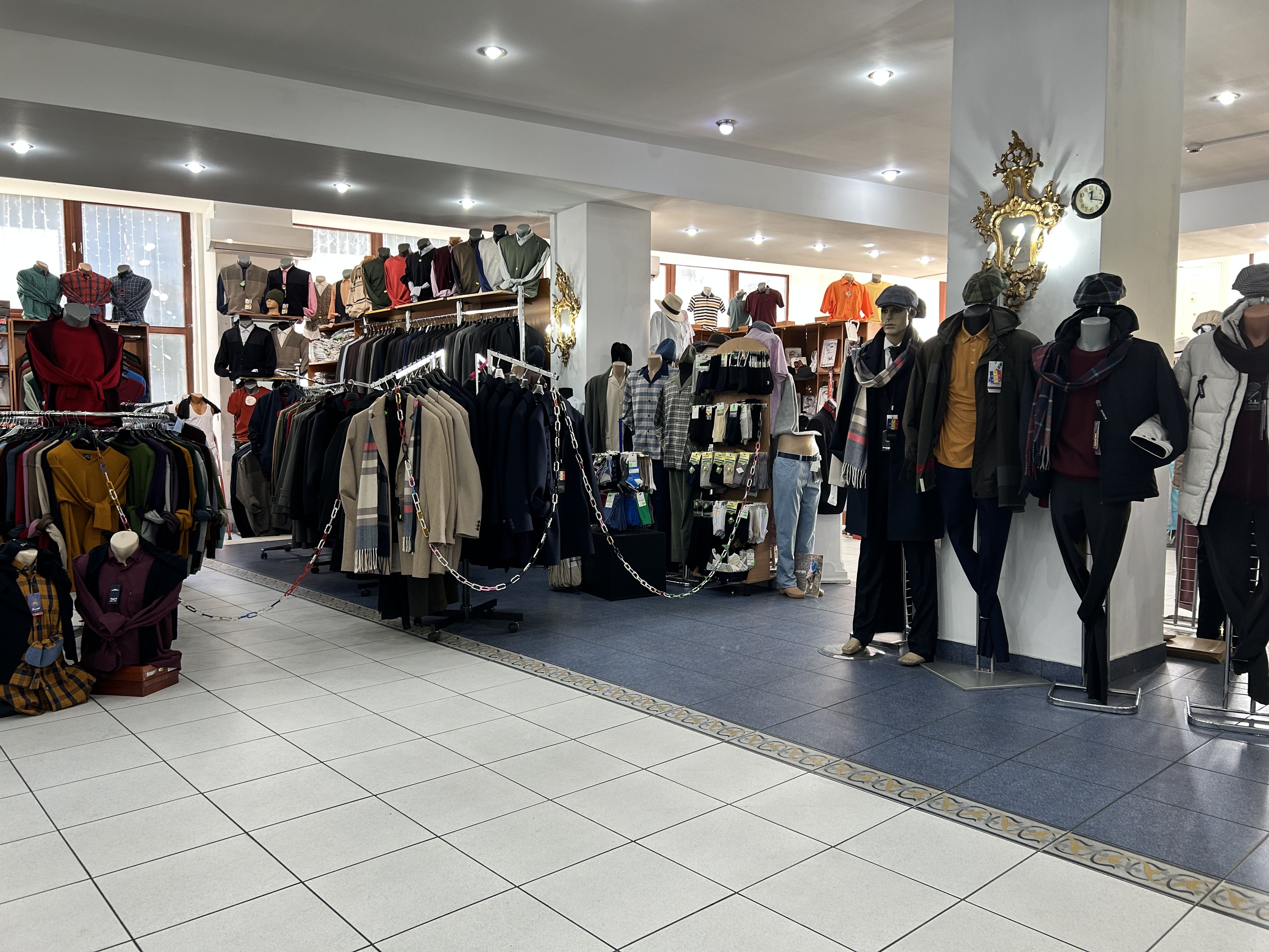FOTO | Ce a mai rămas din Magazinul Victoria: Locul care „dădea moda” acum 100 de ani te îmbracă acum pentru un București care nu mai există - Poza 4