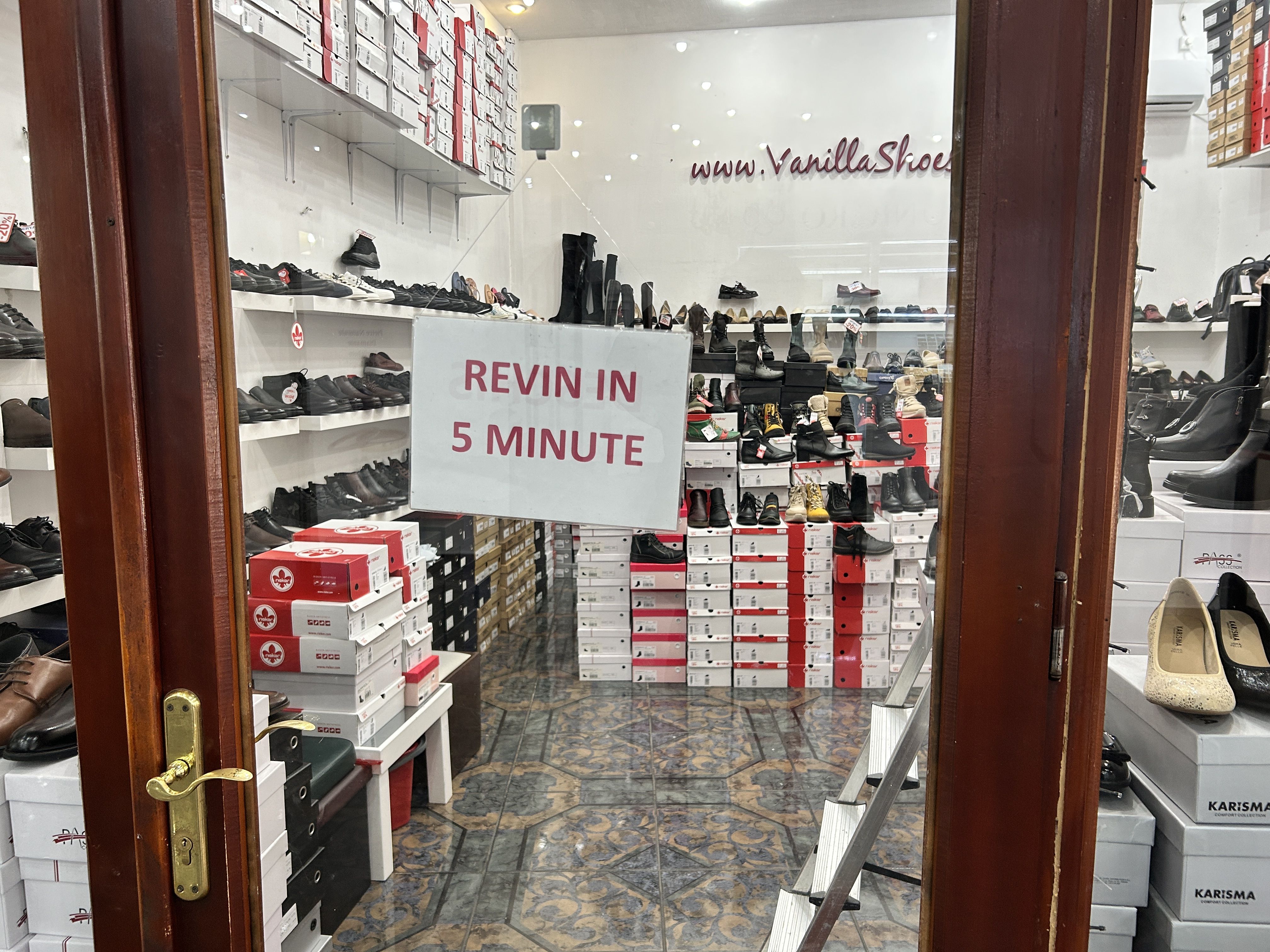 FOTO | Ce a mai rămas din Magazinul Victoria: Locul care „dădea moda” acum 100 de ani te îmbracă acum pentru un București care nu mai există - Poza 2