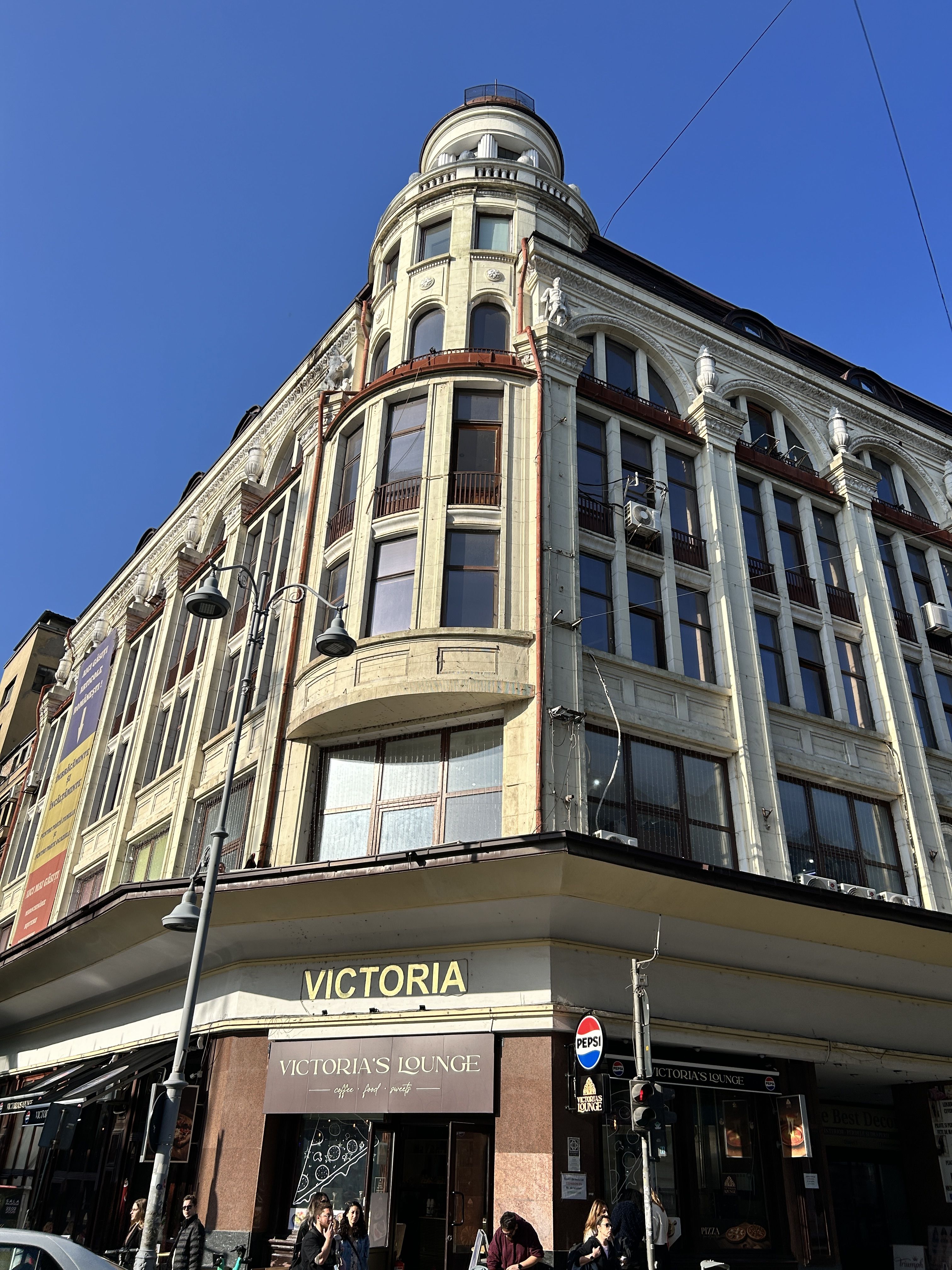 FOTO | Ce a mai rămas din Magazinul Victoria: Locul care „dădea moda” acum 100 de ani te îmbracă acum pentru un București care nu mai există - Poza 1
