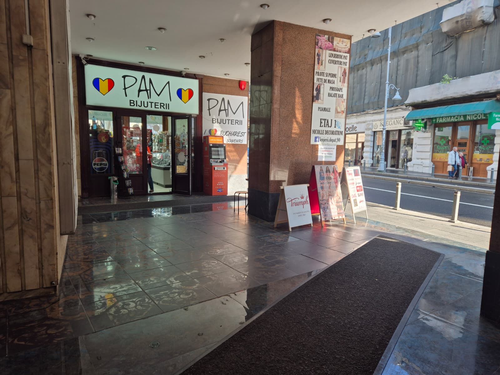 FOTO | Ce a mai rămas din Magazinul Victoria: Locul care „dădea moda” acum 100 de ani te îmbracă acum pentru un București care nu mai există - Poza 14