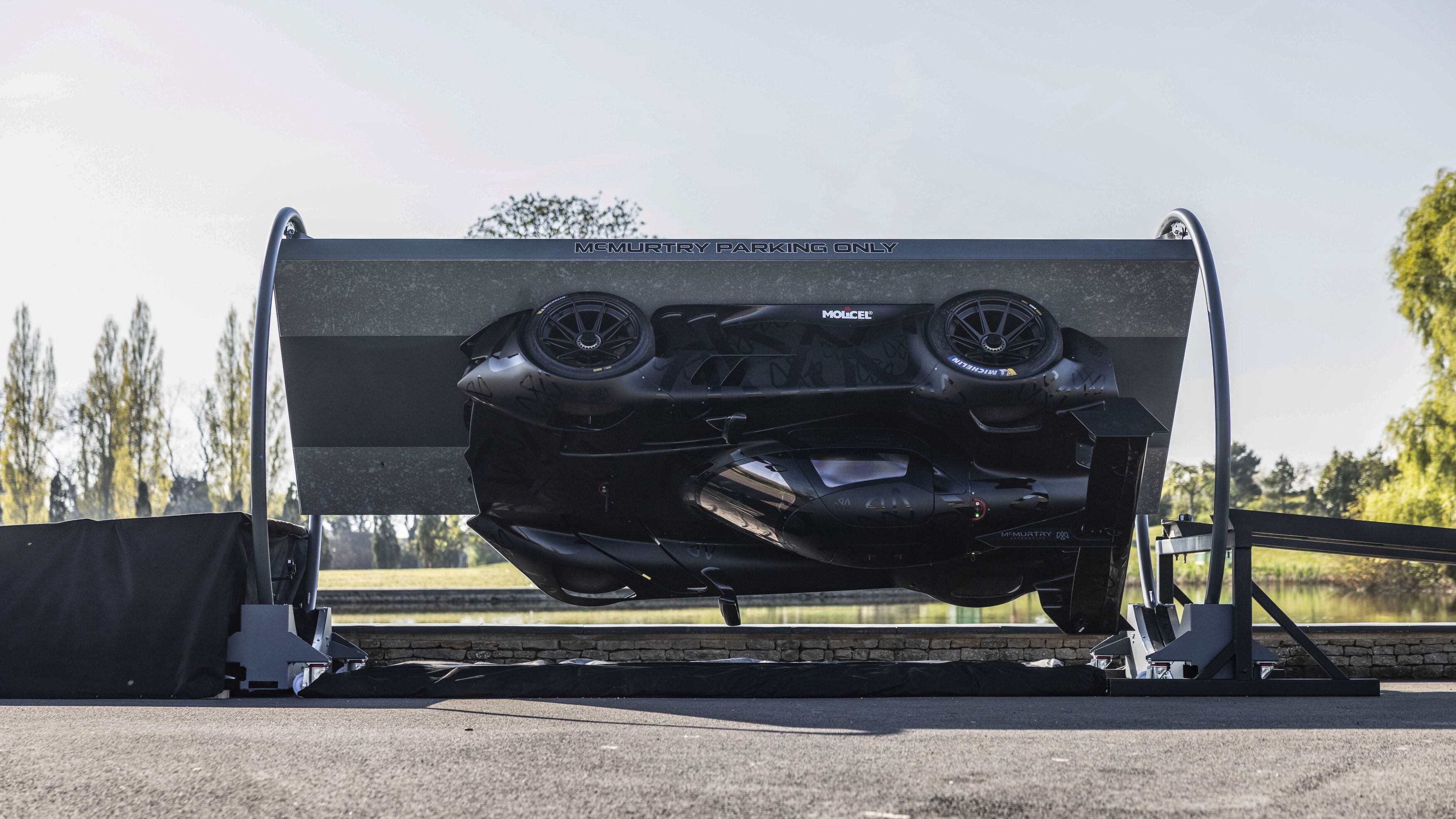 VIDEO | Premieră: O mașină a mers pe tavan. Cum a fost posibil