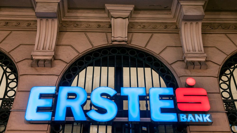 Șefii Erste, în ajunul deciziei Fitch: „Situația politică nu ajută economia. Indiferent de diferențele politice, decidenții trebuie să acționeze împreună în interesul țări”