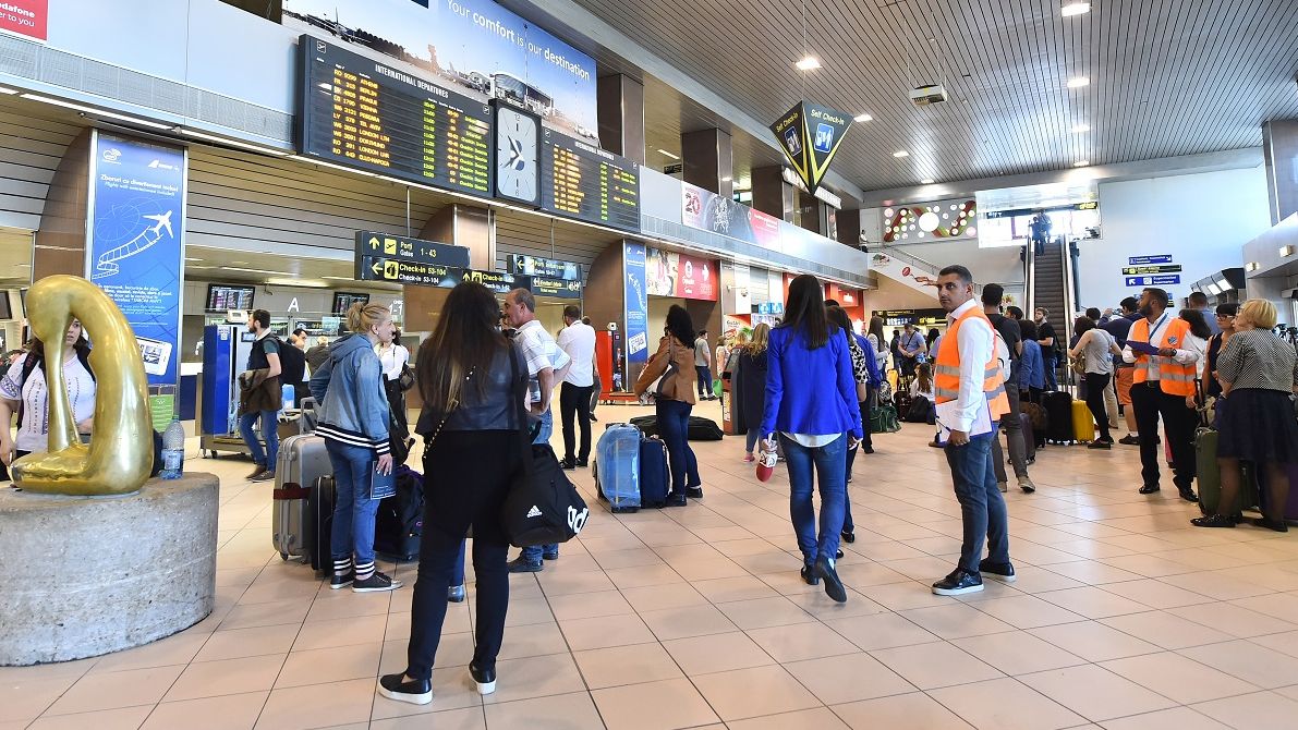 Raport: Nereguli la aeroportul Otopeni: zero investitii intre 2013 si 2015, angajati doar cu numele