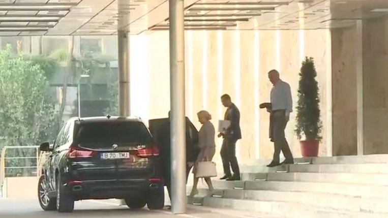 Revista presei 4 decembrie: Viorica Dancila foloseste o masina de lux cumparata cu 100.000 de euro de MAI