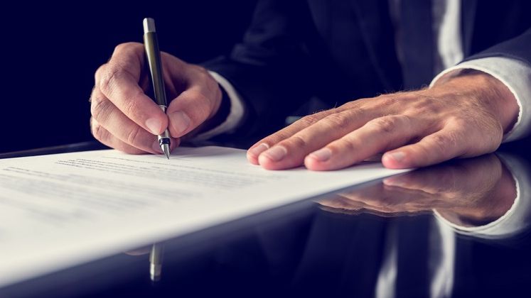 Noul sef de la ANCOM vrea sa-si puna un salariu de 10.000 euro pe luna si a schimbat toata conducerea