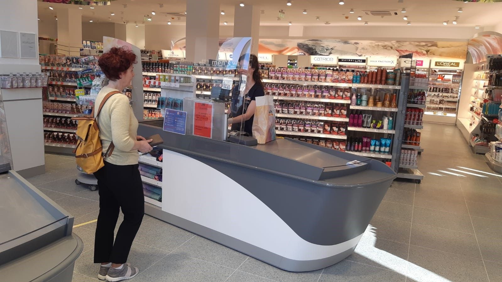 dm drogerie markt: Majoritatea clienților au renunțat la o aprovizionare abundentă. Magazinele își refac stocurile constant