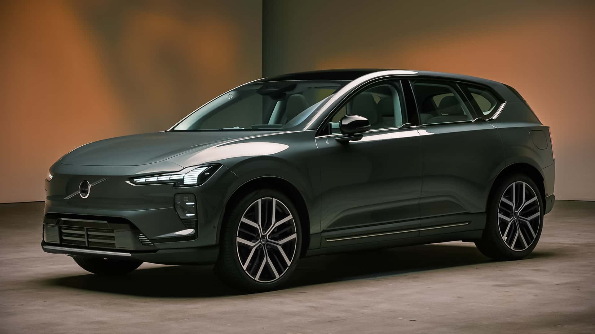 FOTO | Volvo prezintă noul SUV electric EX60, rival cu peste 800 km autonomie pentru BMW iX3 și Mercedes-Benz GLC
