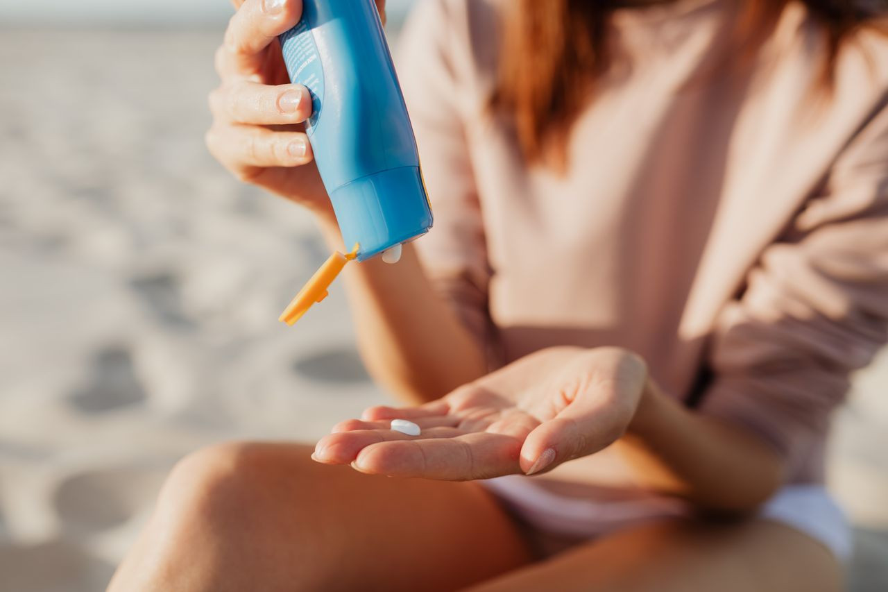 Cum scoți petele de cremă cu SPF de pe haine. Soluții simple, cu buget minim