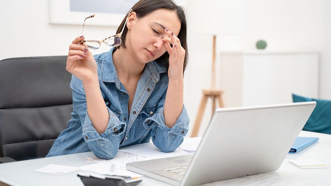 STUDIU | Aproape jumătate dintre români nu și-au plătit unele facturi anul trecut