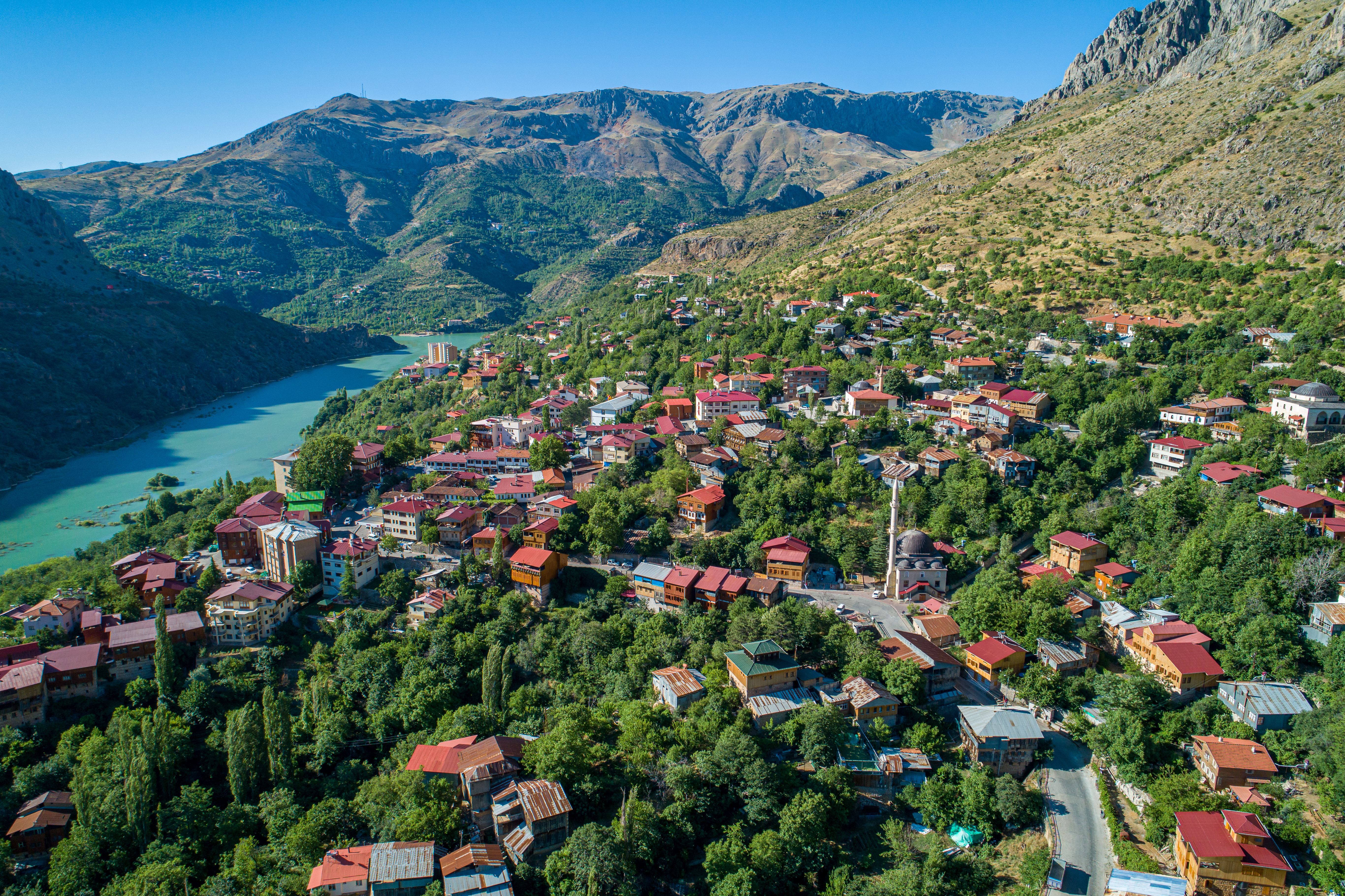 Turcia dincolo de Istanbul și Antalya: Erzincan, destinația cu un canion spectaculos, lacuri roșii și drumuri săpate în stâncă