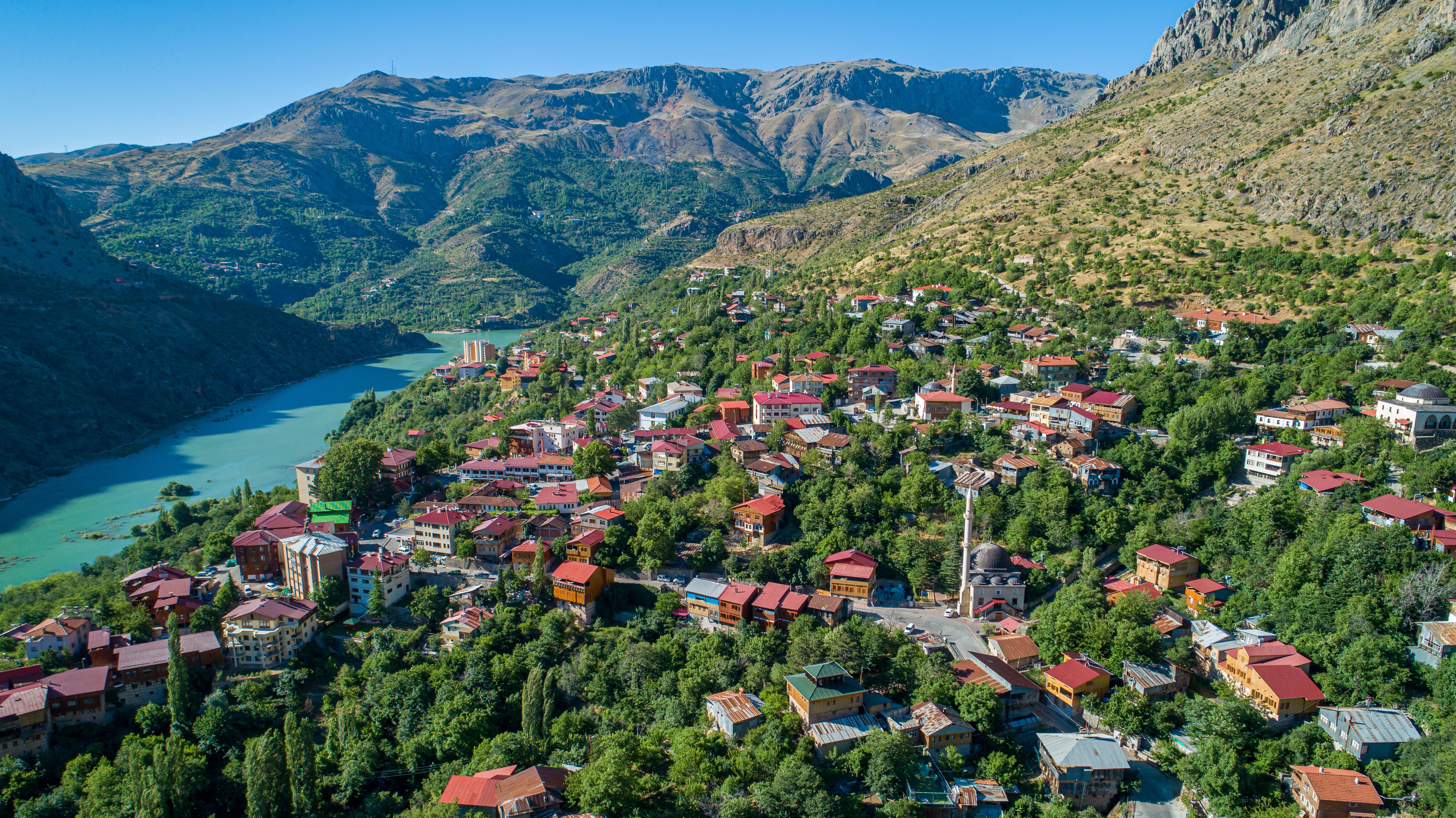 Turcia dincolo de Istanbul și Antalya: Erzincan, destinația cu un canion spectaculos, lacuri roșii și drumuri săpate în stâncă