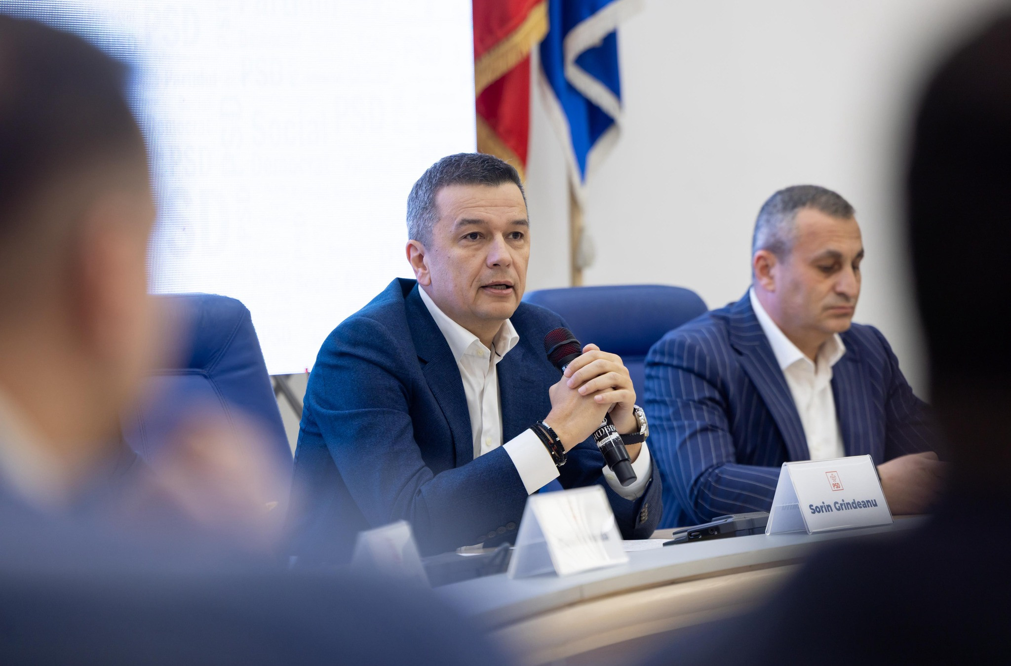 Grindeanu, care l-a dat jos pe Bolojan cu ajutorul AUR, susține că tot Simion îl păstrează pe premierul interimar la Palatul Victoria