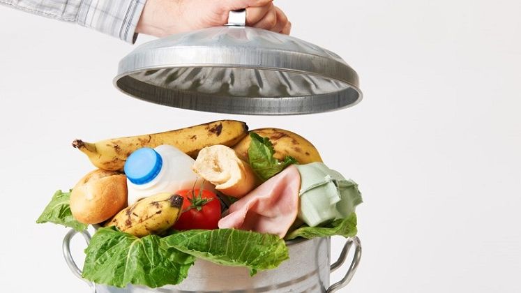 Tu cata mancare arunci zilnic? 3 sfaturi ca sa diminuezi risipa alimentara
