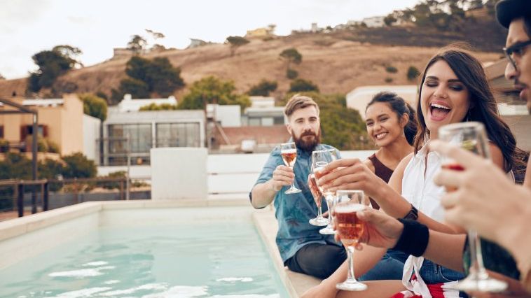 Intr-un sat din Moldova apare cel mai mare complex turistic pentru degustari de vin si vacante: are jacuzzi, sauna, piscina si piste de biciclete printre vii