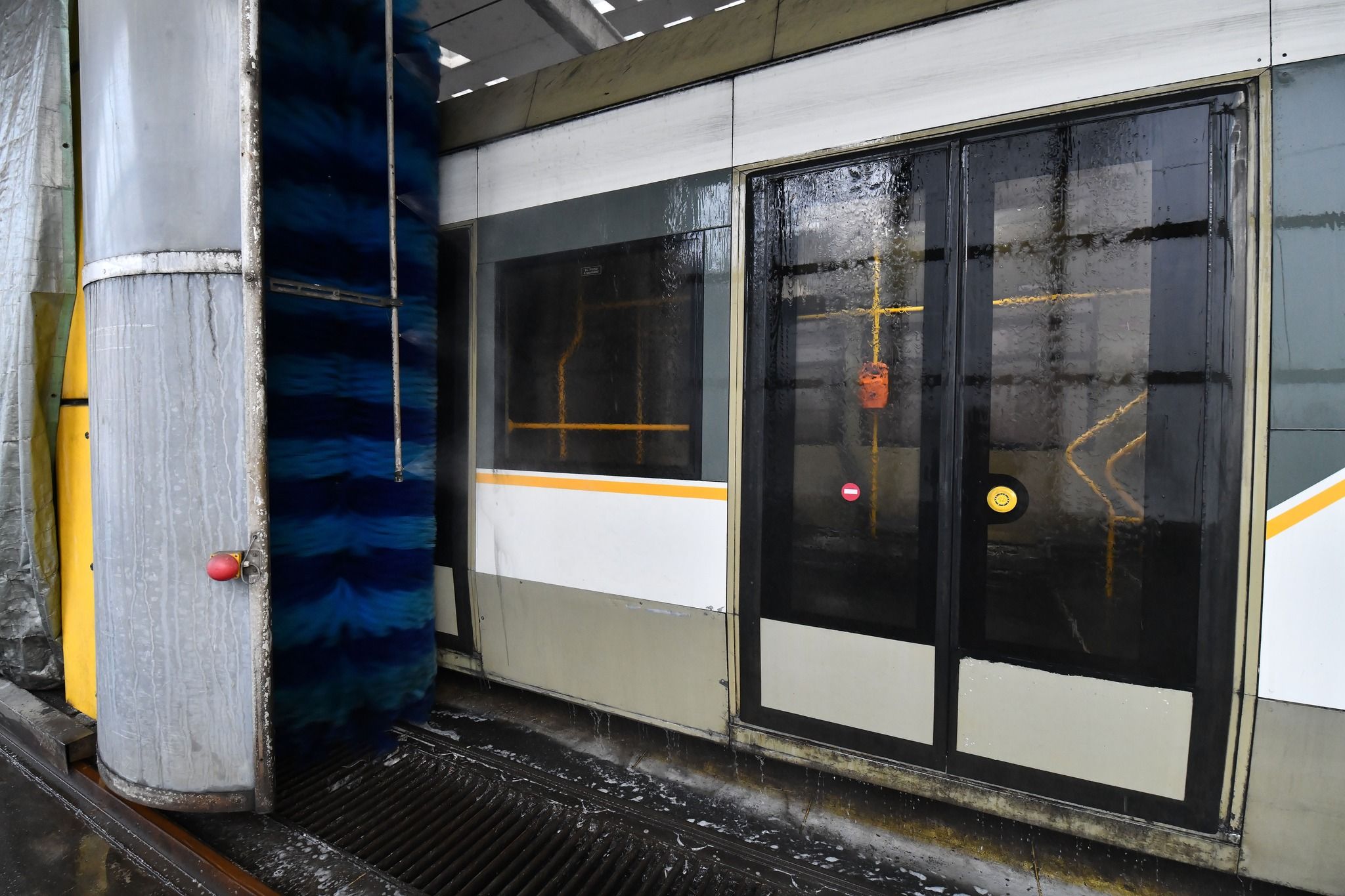 [FOTO] Primăria demonstrează cum sunt spălate zilnic autobuzele și tramvaiele în București, la cererea lui Ciucu - Poza 5