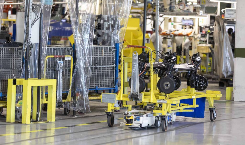 Aproape 300 de roboți autonomi mișună prin departamentul Montaj.