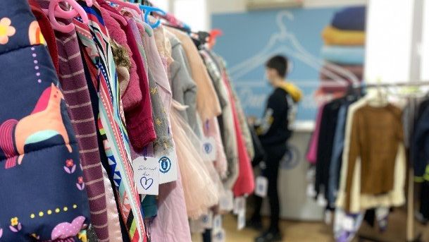 Un magazin cu produse gratuite pentru persoanele defavorizate a fost deschis în Pantelimon de către Direcția de Asistență Socială