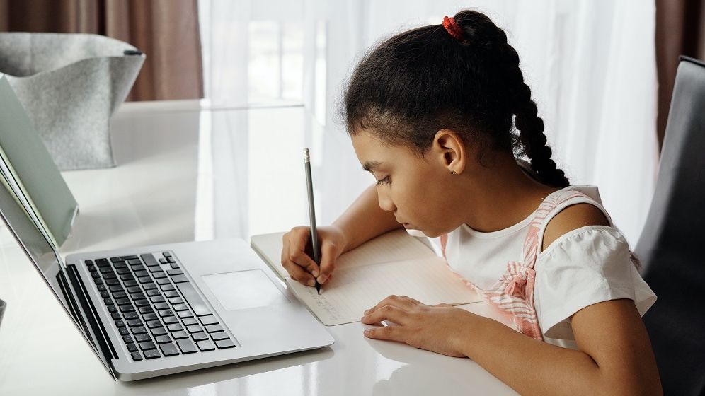 Huawei lansează un program de conectare la Internet a școlilor din zonele rurale