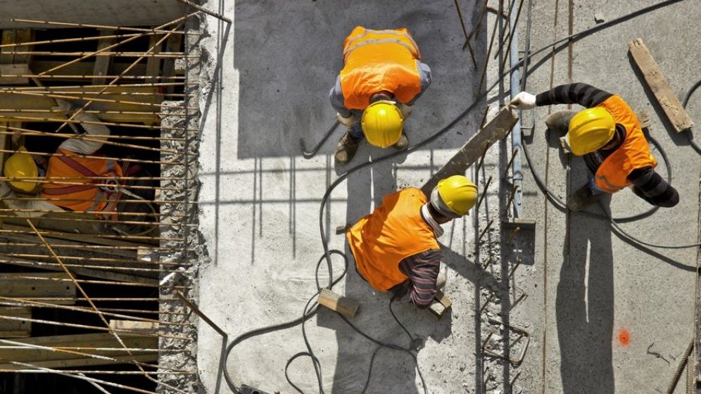 Guvernul pune la bătaie un buget de 2,2 miliarde de euro pentru renovarea clădirilor
