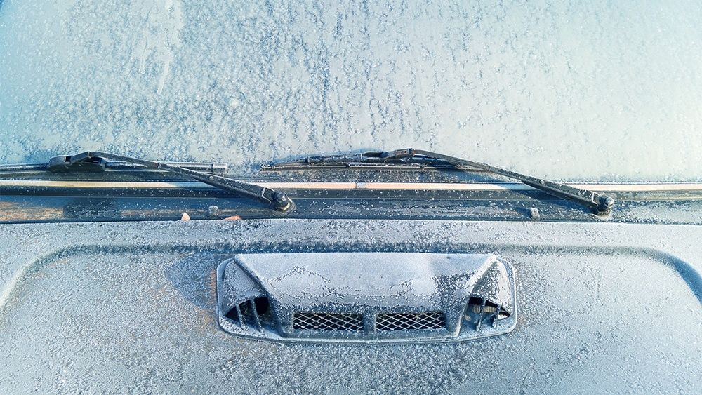 Planificare și economie: De ce să cumperi accesorii auto pentru iarnă în sezonul cald?