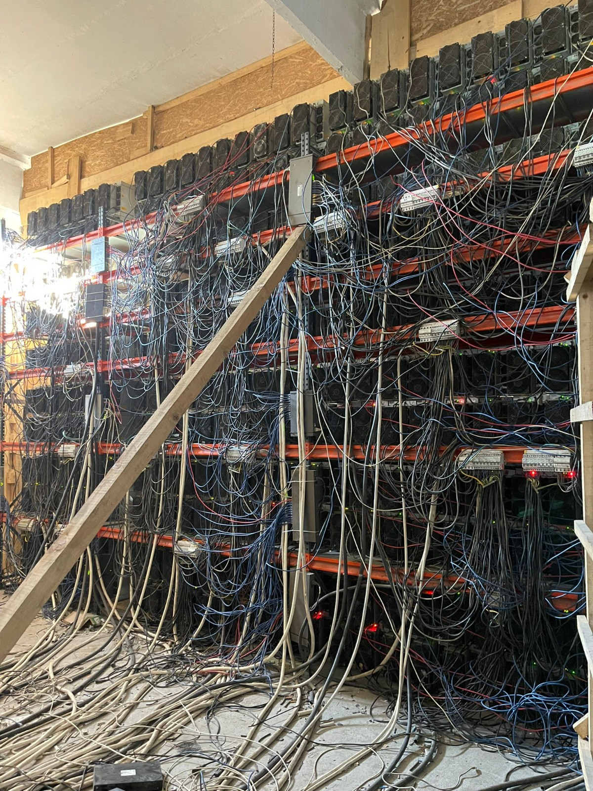 FOTO | ANAF a găsit o ferma cripto care „înghițea” curent de 7 milioane lei, dar nu declara niciun ban