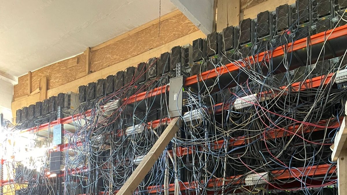 FOTO | ANAF a găsit o ferma cripto care „înghițea” curent de 7 milioane lei, dar nu declara niciun ban
