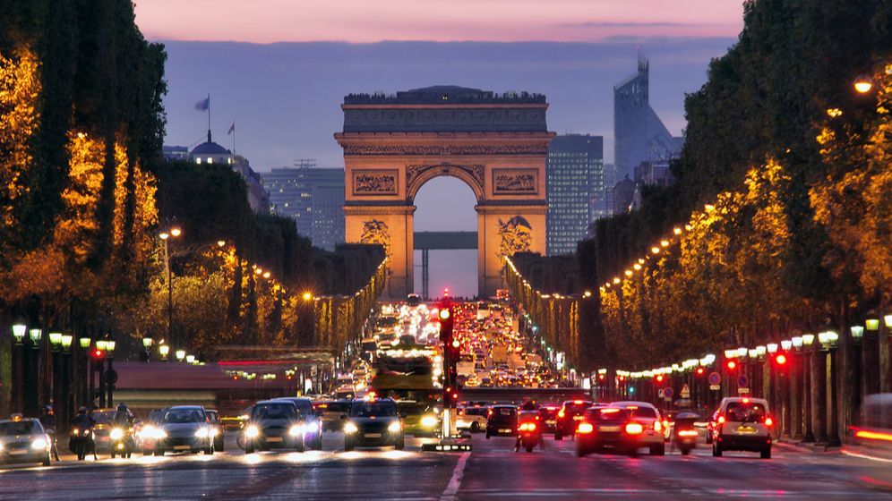 Aici nu este Versailles: Activiştii patrulează pe străzile din Paris pentru a stinge luminile magazinelor