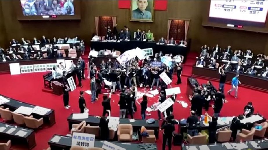 VIDEO | Bătaie cu măruntaie de porc în Parlamentul din Taiwan