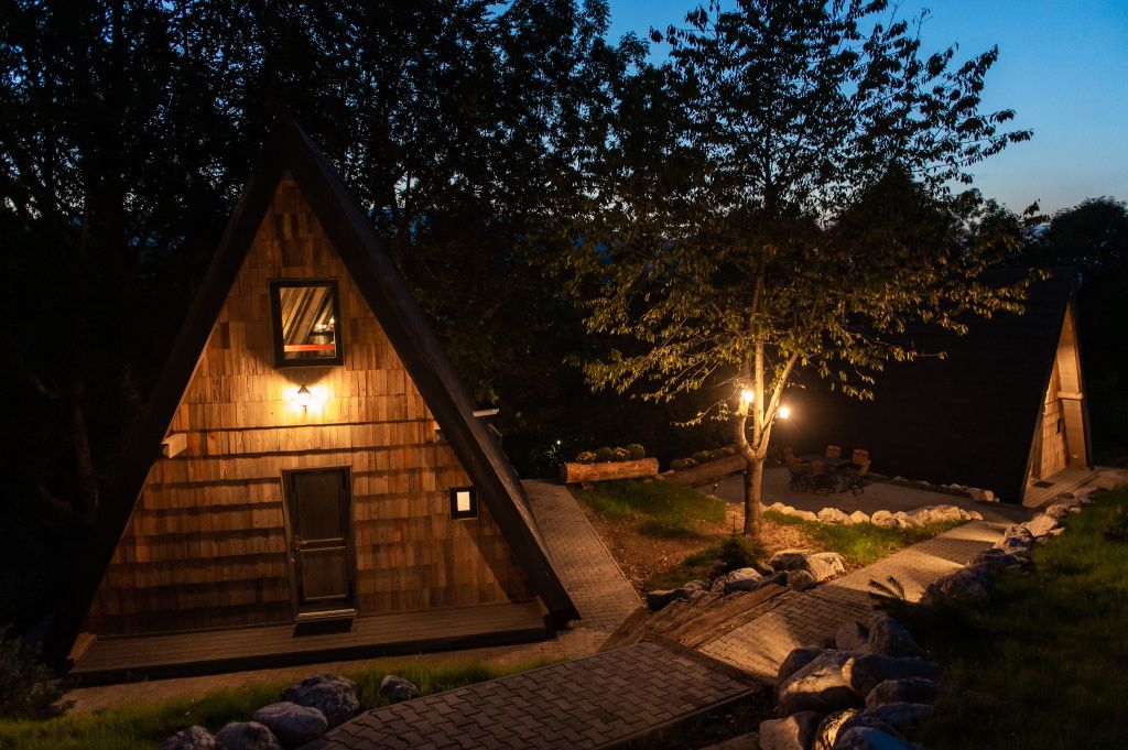 GALERIE FOTO: 5 cabane A-Frame din România unde te poți caza. Sunt la mare căutare printre cei ca - Imagine 22