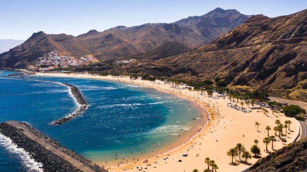 Românii se feresc de frig și zboară către locuri mai calde. Topul destinațiilor alese