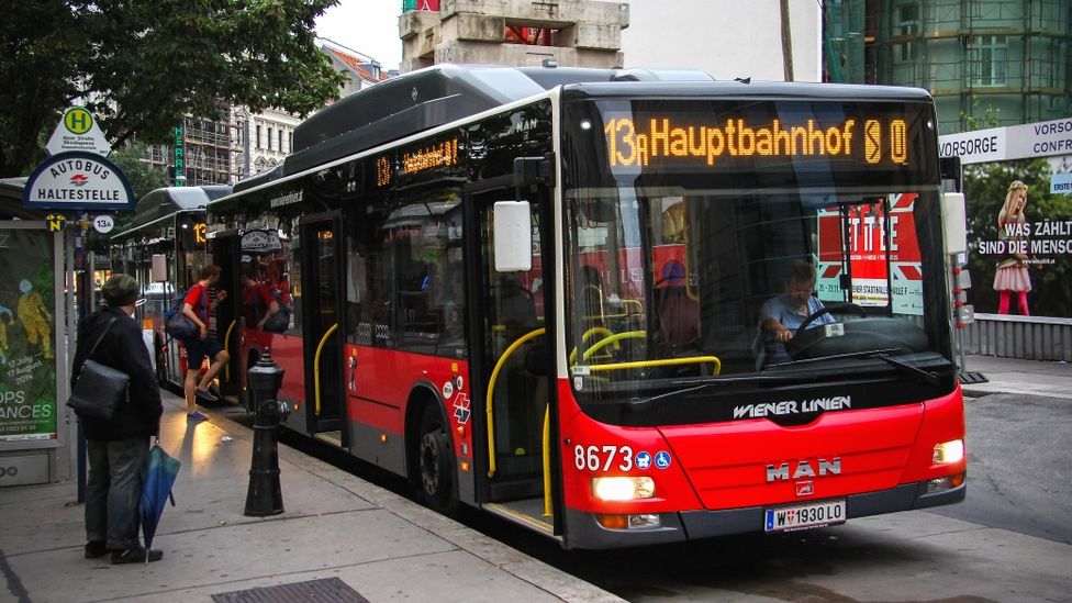 Austria oferă transport public gratuit persoanelor care își fac un tatuaj… foarte specific