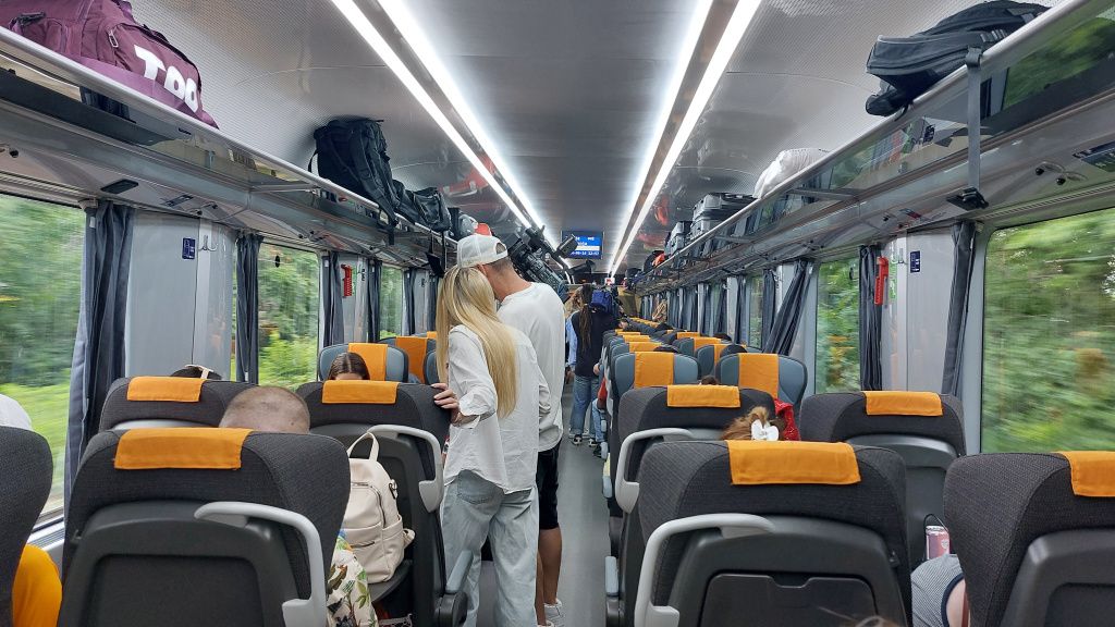 Vagon Clasa II 21-91 Bmpz (produs de Astra Arad, recent moderniat la atelierele CFR Grivița)