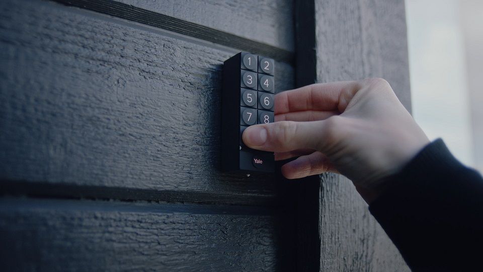 Care sunt aspectele de care trebuie să ții cont înainte să-și cumperi un sistem smart de securizare a locuinței