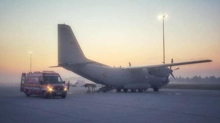 Patru pacienți cu COVID-19, în stare gravă, au fost transportați cu o aeronavă militară din București în Moldova