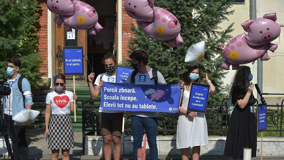 FOTO:Elevii protestează în fața Ministerului Educației, în prima zi de școală