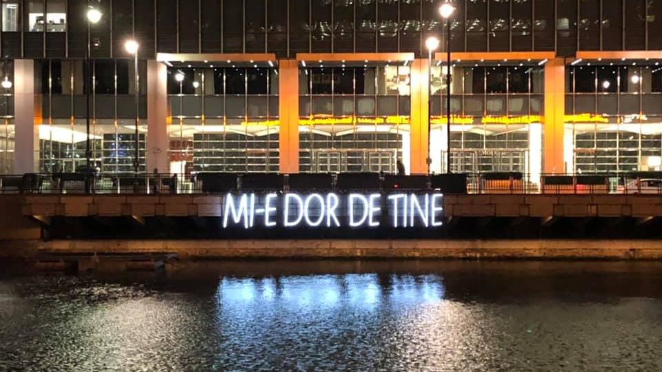 Mesajul "Mi-e dor de tine" din Londra, dedicat romanilor plecati in strainatate, a primit raspuns la Cluj