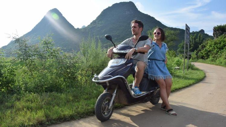 Viata dupa job in 40 de tari: cum reusesc doi tineri romani sa vada lumea fara sa cheltuiasca o avere