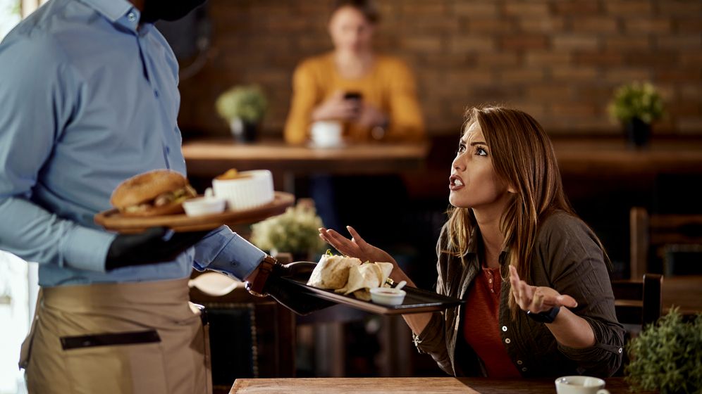 Restaurantul unde ești încurajat să te cerți cu chelnerii: Karen’s Restaurant
