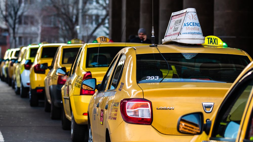 Cele mai mari companii de taxi din România, amendate cu aproape 4 milioane de lei de Consiliul Concurenței. Ce au vrut să facă cu ajutorul CNAB