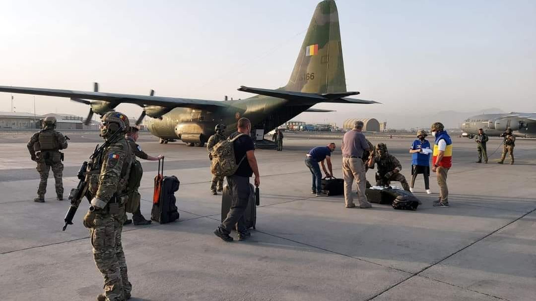 MAE: 14 cetățeni români au ajuns pe aeroportul din Kabul