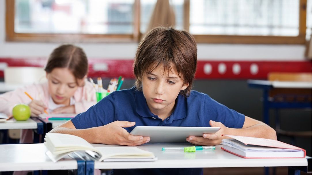 Testele PISA, de la hârtie la tabletă. Cum facem să nu ne mai mire rezultatele slabe ale elevilor