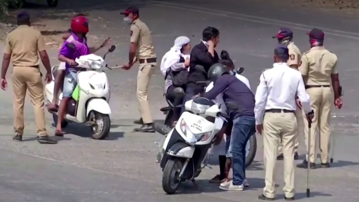 Măsuri DRASTICE: polițiștii din India îi bat pe cei care nu respectă carantina și îi pun să facă flotări
