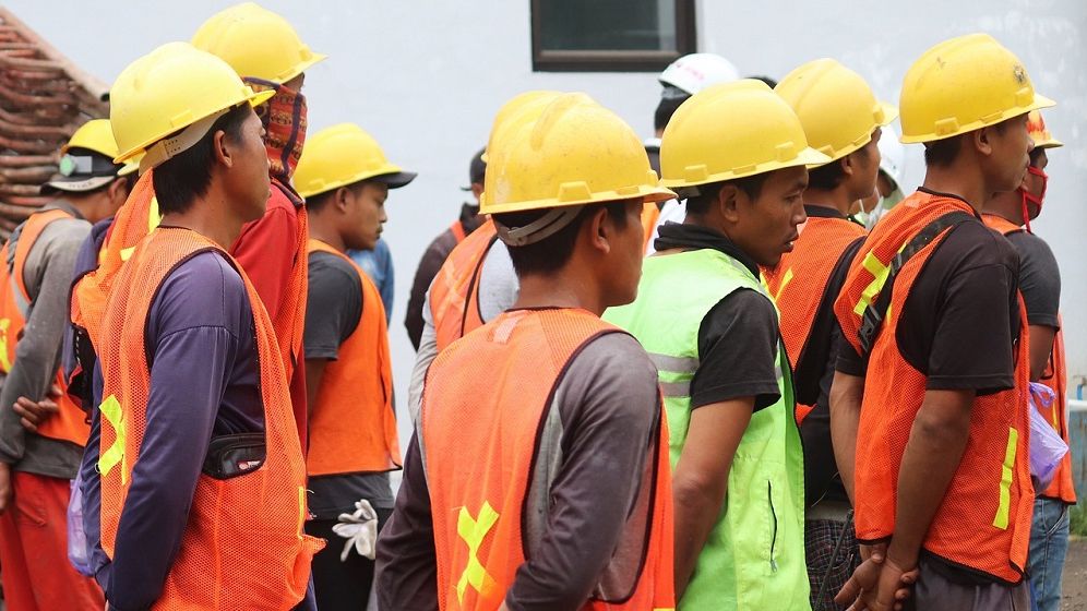 Mai mulți muncitori aduși din Sri Lanka au fost lăsați în frig și cu contractele de muncă suspendate de angajatorul român