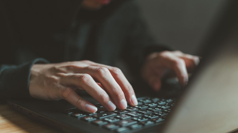 Ce sunt hackerii etici, protejați de o nouă lege promulgată de Nicușor Dan