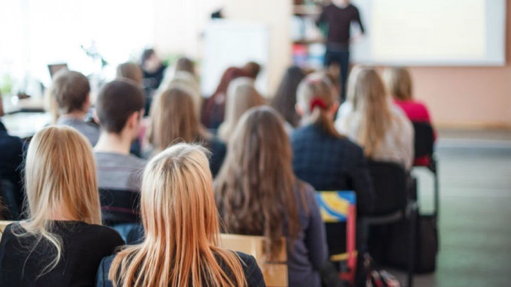 Cum pot tinerii români din străinătate să studieze în România. Proiectul care îți deschide ușile universităților