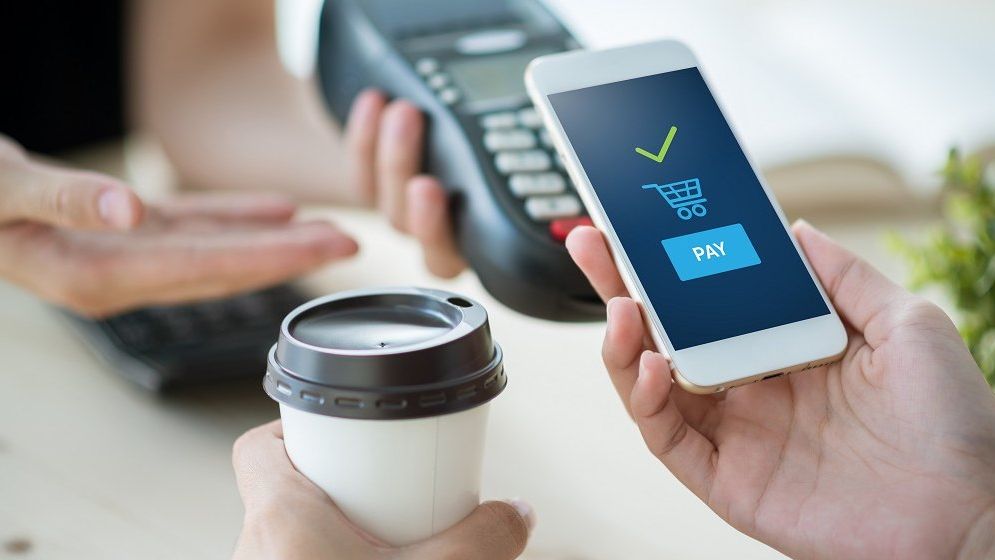 Raiffeisen Bank are un nou card de credit 100% digital: dacă faci cumpărături de 1.000 de lei, primești un bonus de 300 de lei