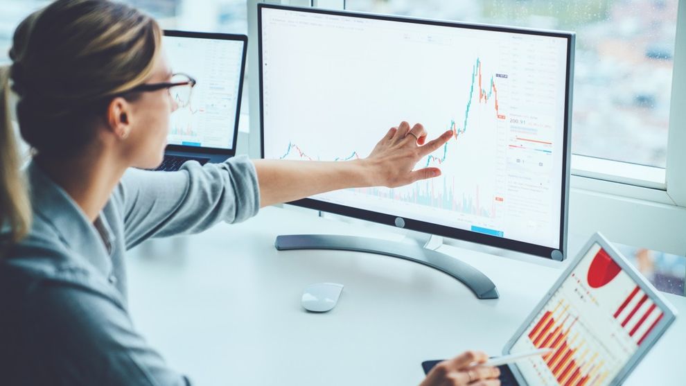 XTB: Optimism moderat pe burse, dar până să deschidă șampania, investitorii așteaptă o întâlnire Putin - Zelenski