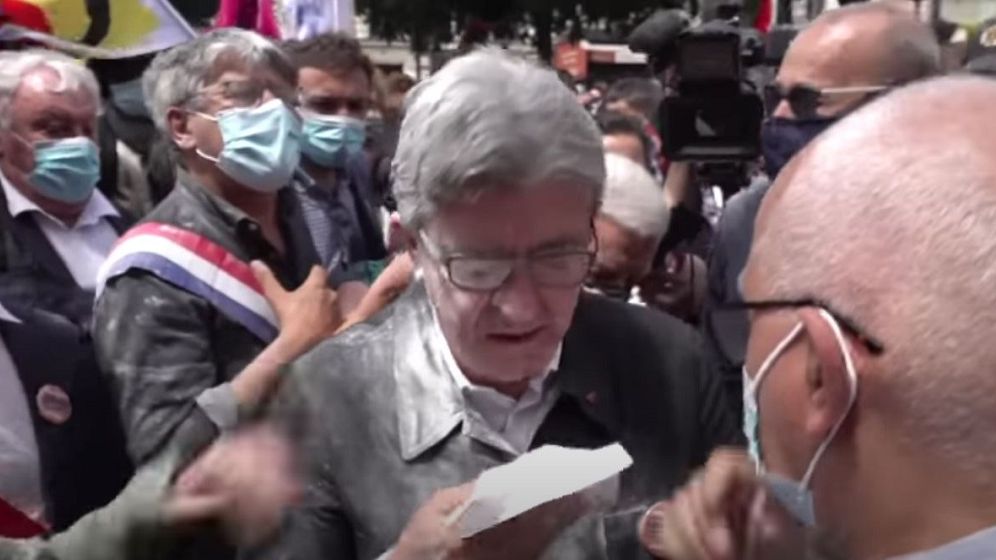 Încă un politician din Franța atacat de mulțime. Liderul a primit făină în cap